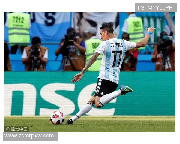 足球明星背影展现帅气风采的迷人瞬间与独特魅力